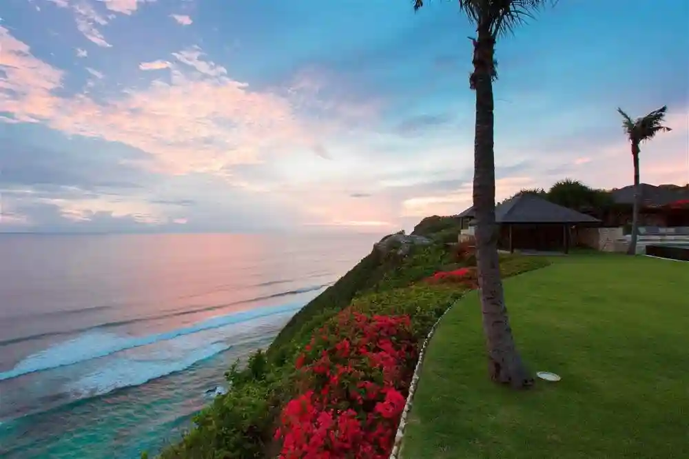 Stay in ungasan clifftop resort in uluwatu